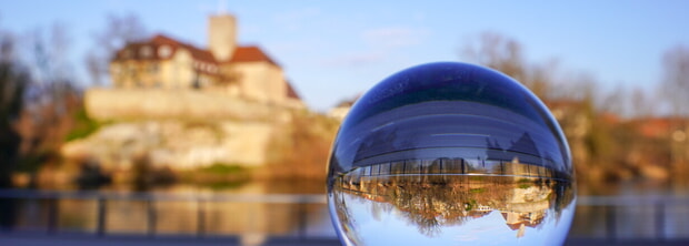 Lauffener Rathausburg gespiegelt in einer Glaskugel