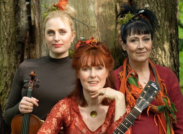 Folknacht am Klosterhof mit The International Cajun Trio (links) und dem pan-skandinavischen Damentrio Huldrelokkk (rechts)