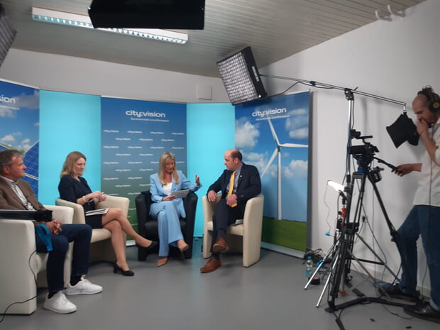 links Gebhard Steng und Bürgermeisterin Sarina Pfründer mit dem Landtagsabgeordneten Georg Heitlinger im Interview 