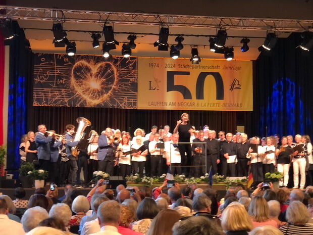 Die Chöre, das Publikum und Bläser der Stadtkapelle feierten zum Abschluss des Konzerts unter der Leitung von Tabea Raidt das Jubiläum musikalisch mit der Hymne der EU, Beethovens "Ode an die Freude". (Foto: Stadt Lauffen)