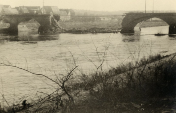 Die alte Neckarbrücke nach Sprengung durch abziehende deutsche Truppen am 5. April 1945