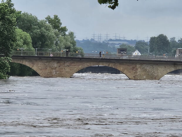 Die Alte Neckarbrücke im Hochwasser am 1.6. um die Mittagszeit. (Foto: Michael Kenngott)