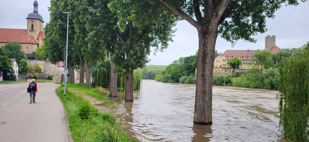Der gesamte Uferbereich und die Kiesstraße unterhalb der Regiswindiskirche sind am Montagmorgen komplett überschwemmt. Alle werden gebeten Lauffen a.N. nach Möglichkeit weiträumig zu umfahren. Alle Sperrungen unbedingt beachten! (Foto: Bettina Keßler)
