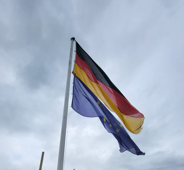Beflaggung auf dem Rathausturm zum Gedenktag für die Opfer von Flucht und Vertreibung