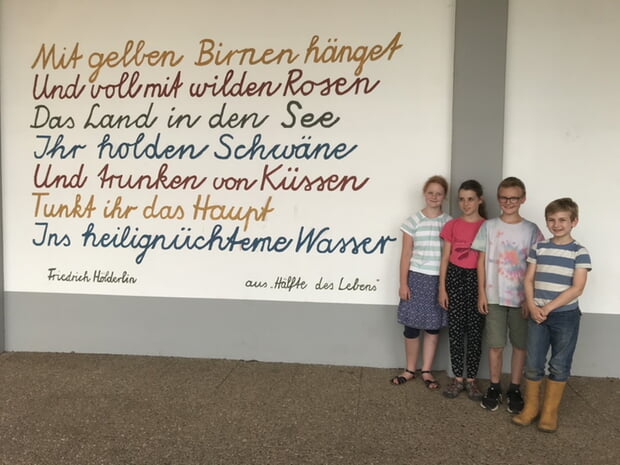 Schülerinnen und Schüler der Hölderlin-Grundschule am Gedicht