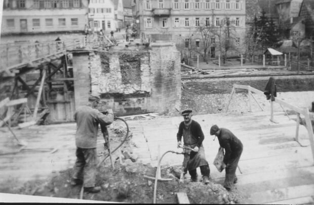 Das Bild zeigt den Abbruch der alten Kanalbrücke mit dem Behelfssteg