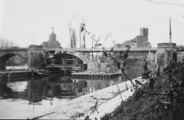 Das Bild zeigt den Abbruch des Pfeilers der alten Kanalbrücke