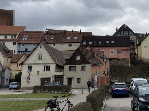 Das linke Gebäude ist die Kiesstraße 11; dieses Gebäude wird saniert