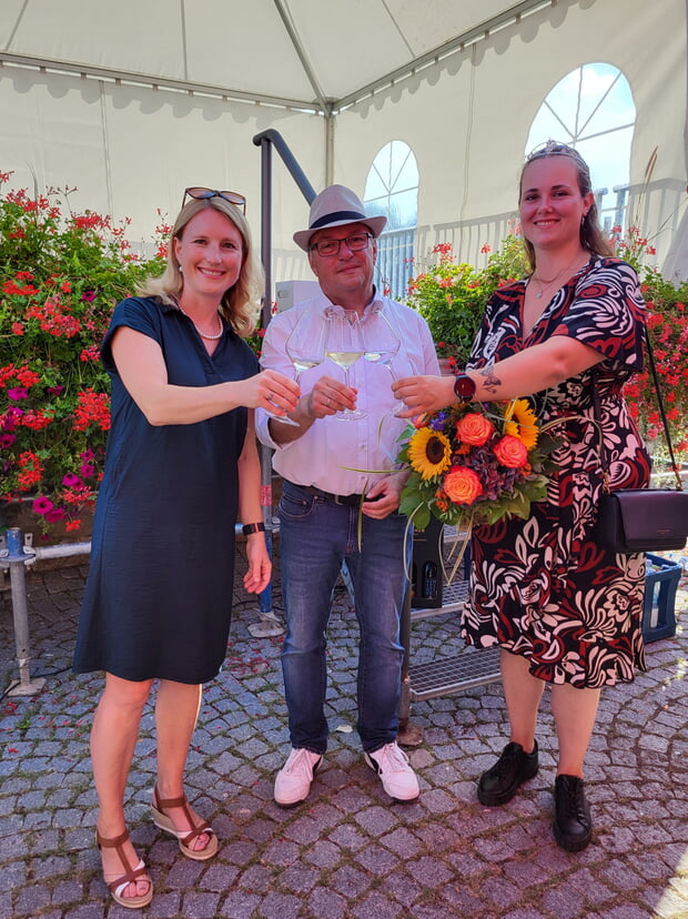 v.l.n.r. Bürgermeisterin Sarina Pfründer, Holger Gayer u. Weinprinzessin Larissa Salcher beim Weincontest am Sonntag