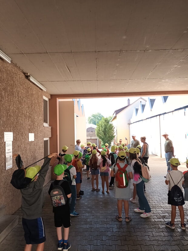 Der Hort der Herzog Ulrich-Grundschule beim Müll sammeln