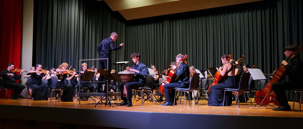 Junges Kammerorchester Tauber-Franken mit Solist Kristian Koppanyi an der Percussion unter der Leitung von Thomas Conrad.