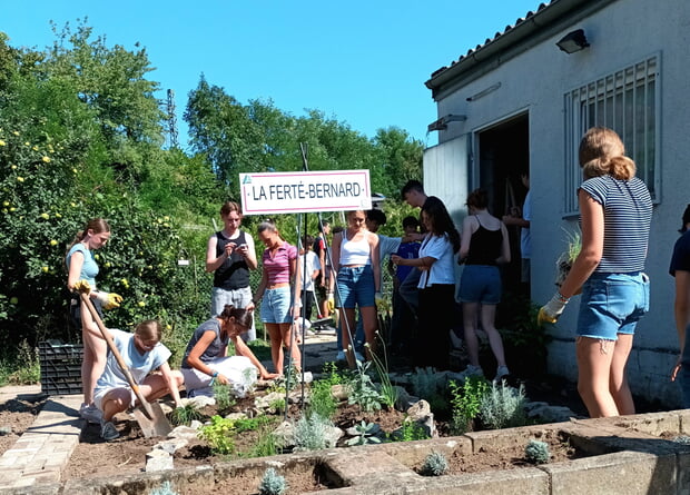 Jugendliche des dt-frz. Jugendcamps beim Anlegen des Partnerschaftsgartens