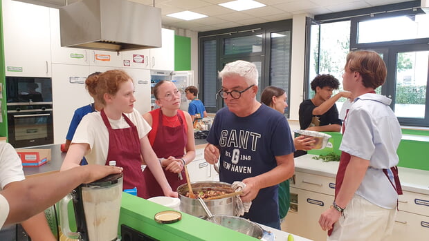 Das gemeinsame Kochen und Essen des Abschiedsmenüs mit Bürgermeister a.D. Klaus-Peter Waldenberger (vorne am Topf) bildete den perfekten Abschluss einer gelungenen Woche, (Foto: Ulrike Zimmer)