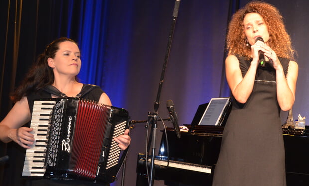 Duo Pariser Flair: Jenny Schäuffelen (li.) am Akkordeon und Piano sowie Marie Giroux (Gesang) begeisterten  vor ausverkauftem Haus im Klosterhof.