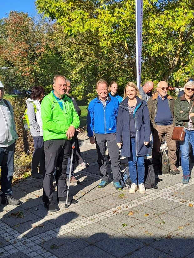 Auch der 1. Vorsitzende des Schwäbischen Albvereins, Thomas Grau, (links von Bürgermeisterin Sarina Pfründer)  war bei der Wanderung mit dabei