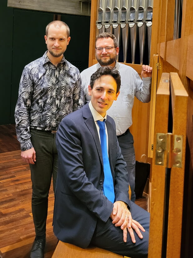 Vicent Dubois an der Orgel mit seinen Assistenten Simon Albrecht (li.), dem Kirchenmusiker der Ev. Kirchengemeinde, und Manuel Mader, dem ehemaligen Lauffener Kirchenmusiker (re.).