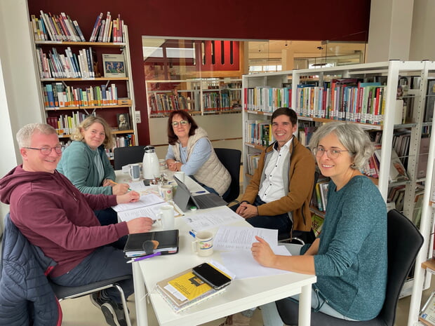 v.l.n.r. Pfarrer Michael Donnerbauer, Tina Massa, Hölderlin-Grundschule und Jana Eitel, Herzog-Urlich Grundschule, Kämmer Frieder Schuh und Büchereileiterin Isabel Frank 