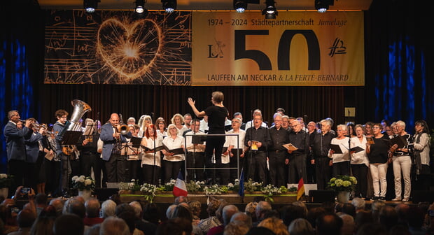 Festkonzert im Rahmen des Festwochenendes 50 Jahre Städtepartnerschaft Lauffen a.N. - La Ferté-Bernard : Finale mit allen Mitwirkenden und der "Ode an die Freude" auf Deutsch und Französisch