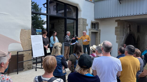 Ein Besuch im Hölderlinhaus durfte für die französischen Gäste auch nicht fehlen: Begrüßt wurden sie vom Vorsitzenden des Hölderlin-Freundeskreises, Alt-Bürgermeister Klaus-Peter Waldenberger. Der Freundeskreis hatte für das Festjahr eine Sonderausstellung mit Wortneuschöpfungen Hölderlins und deren französische Übersetzungen gestaltet. (Foto: Frank Walter)