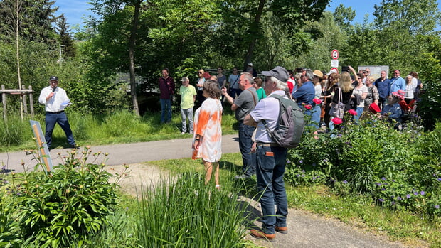 Ausstellungseröffnung des Heimatvereins "Muggafugg, Haschee und Bomboole - Französische Wörter im Schwäbischen", am Mikrofon links der Vorsitzende Jürgen Reiner. (Foto: Frank Walter)