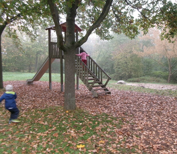 Auf dem Spielplatz im Brombeerweg