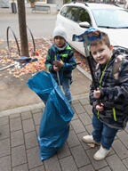 Fleißig sammelten die Kinder des Hort der Hölderlin-Grundschule Müll ein 