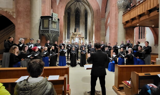 Der Maulbronner Kammerchor mit Dirigent Benjamin Hartmann und dem Programm "Die Wurzel Jesse" am 16.11.204 in der Lauffener Regiswindiskirche