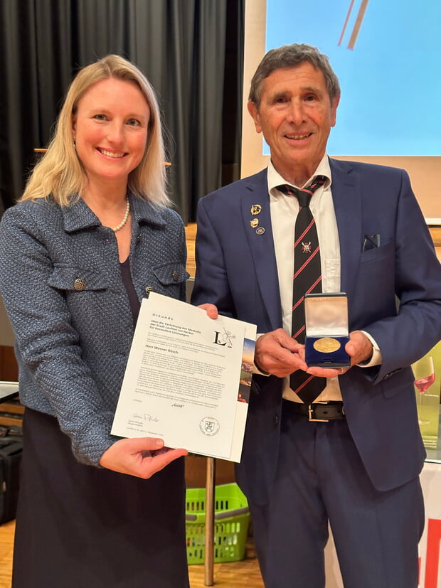 Bürgermeisterin Sarina Pfründer zeichnet Werner Rösch mit der Vereinsmedaille der Stadt Lauffen a.N. in Gold aus