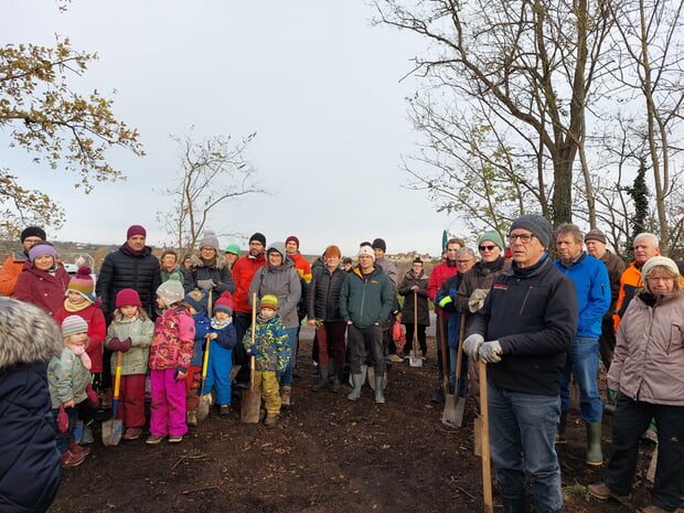 Gespannt lauschten die freiwilligen HelferInnen den fachkunden Ausführungen zum Projekt, bevor es dann an die Arbeit ging