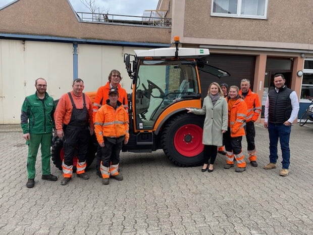 Gemeinsam mit den Mitarbeitern des Bauhofs und der Baywa konnte Bürgermeisterin Sarina Pfründer den neuen Traktor Fendt 208 V in Augenschein nehmen