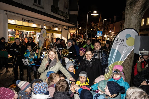 Gemeinsam mit den Kindern drückten Bürgermeisterin Sarina Pfründer und Kämmerer Frieder Schuh