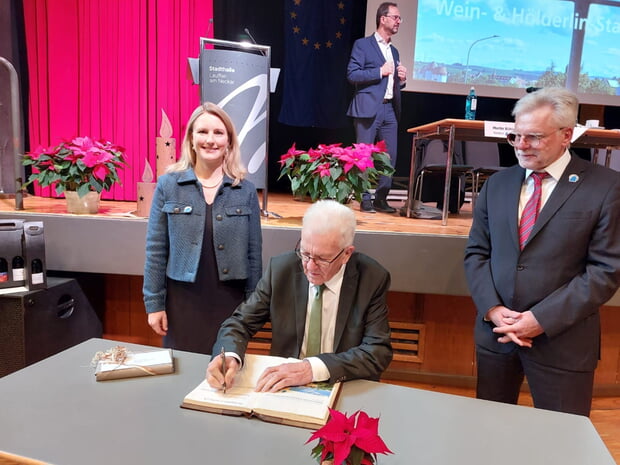 Ministerpräsident trug sich im Beisein von Bürgermeisterin Sarina Pfründer und Oberbürgermeister Michael Makurath in das Goldene Buch der Stadt Lauffen a.N. ein