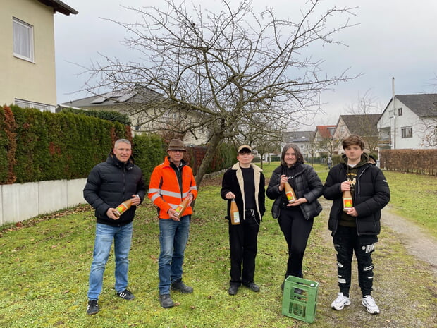 Übergabe des Apfelbaumstückles an die Schülerinnen und Schüler der Werkrealschule für das Apfelsaftprojekt