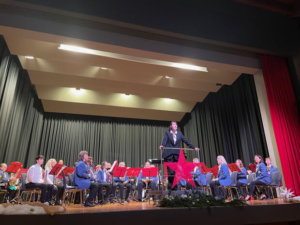 Die Stadtkapelle, Musikverien Lauffen a.N. e.V. mit ihrer Dirigentin Isabel González Villar