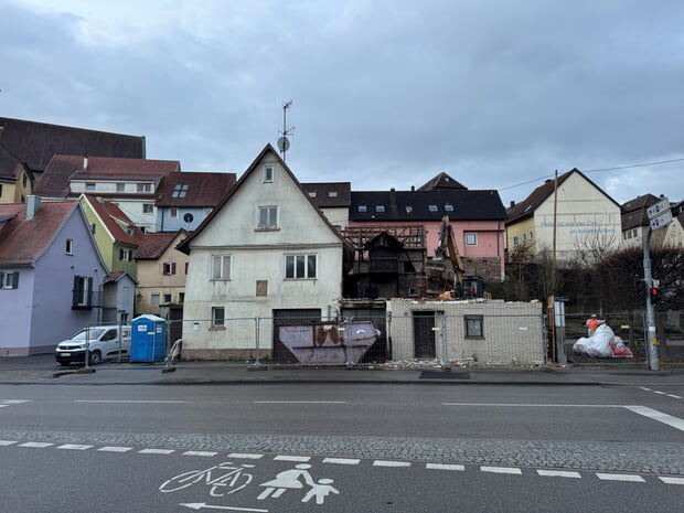 Gebäude Kiesstraße 11 (links), das saniert wird