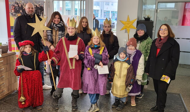 Sternsinger besuchen das Lauffener Bürgerbüro am 4.1.25. Die Bürgerbüroleiter nehmen den Segen stellvertretend für Bürgermeisterin Sarina Pfründer entgegen. (Foto: Tina Kormesch)