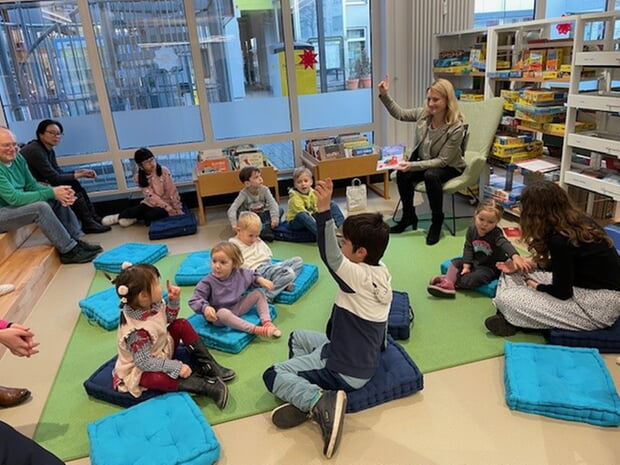 Vorlesestunde der Bürgermeisterin in der Stadtbücherei öffentlich katholisch 