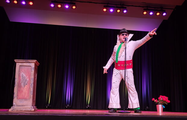 Herr Hämmerle (alias Bernd Kohlhepp), schwäbische Comedy-Kult-Figur, trifft in seinem Programm "Der King kehr zurück - Elvis reloaded!" auf den King of Rock'n Roll.