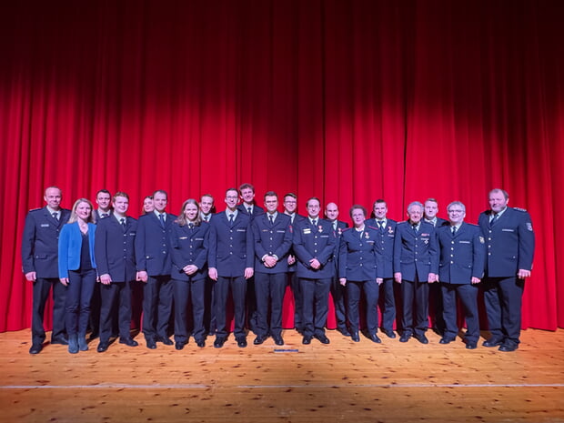 Gruppenfoto der Beförderten und Geehrten