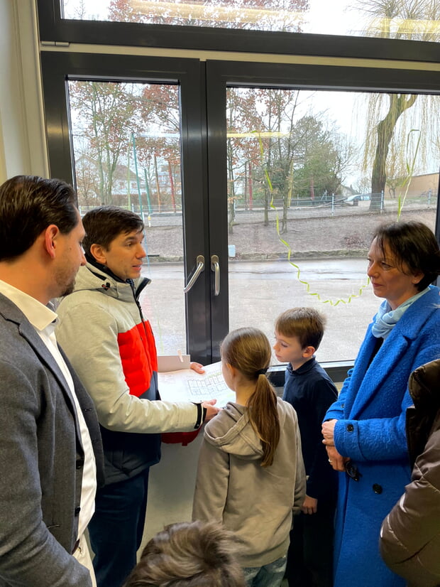 Die Regierungspräsidentin vor Ort in der Hölderlin Grundschule