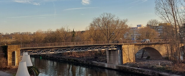 Mittlerweile wurde die Kanalbrücke mit Hilfsträgern befestigt