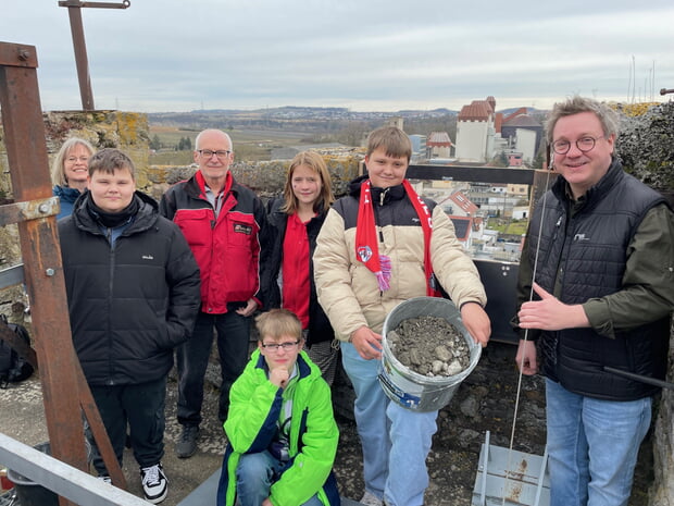 Lauffener Werkrealschüler bauen einen Nistkasten für Falken auf dem Rathausturm