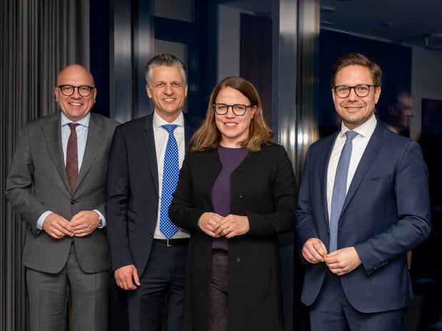 (v.l.n.r.) Alexander Throm (MdB), Thorsten Frei (MdB und Parlamentarischer Geschäftsführer CDU), Kristina I. Schunk (CEO SCHUNK), Fabian Gramling (MdB)  Bild: SCHUNK SE & Co. KG