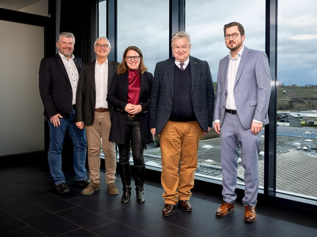 (v.l.n.r.) Jochen Ehmer (Executive Vice President SCHUNK), Dr. Michael Mühlschlegel (Stadtverband Lauffen), Kristina I. Schunk (CEO SCHUNK), Michael Georg Link (MdB), Dr. Sebastian Hesse (CFO SCHUNK)  Bild: SCHUNK SE & Co. KG