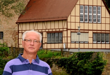 Der Gästeführer Karlheinz Torschmied vor dem Fachwerk der Rathausburg