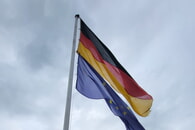 Beflaggung auf dem Rathausturm zum Gedenktag für die Opfer von Flucht und Vertreibung