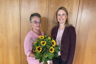 Dorothea Best wurde mit einem Sonnenblumenstrauß und einem Gutschein für eine Busfahrt in den Ruhestand verabschiedet