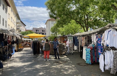 Impressionen vom ersten Märzenmarkt auf dem Postplatz