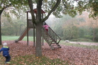 Auf dem Spielplatz im Brombeerweg