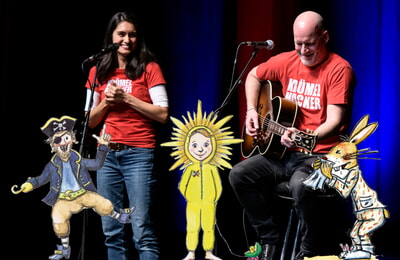 Krümelmucke Musik für die Kleinsten Live! Kinderlieder von Christiane Weber mit Filipina Henoch (Links, Gesang) und Marcus Kötter (Rechts, Gitarre